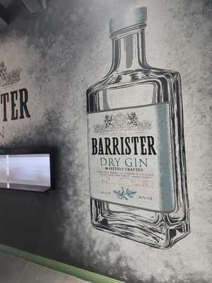 Роспись стен - Роспись стены с бутылкой Barrister Gin для гастробара Gastreat в Алматы