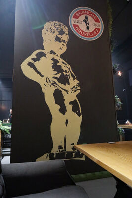 Роспись стен - Настенная роспись с логотипом Blanche de Bruxelles в интерьере бара